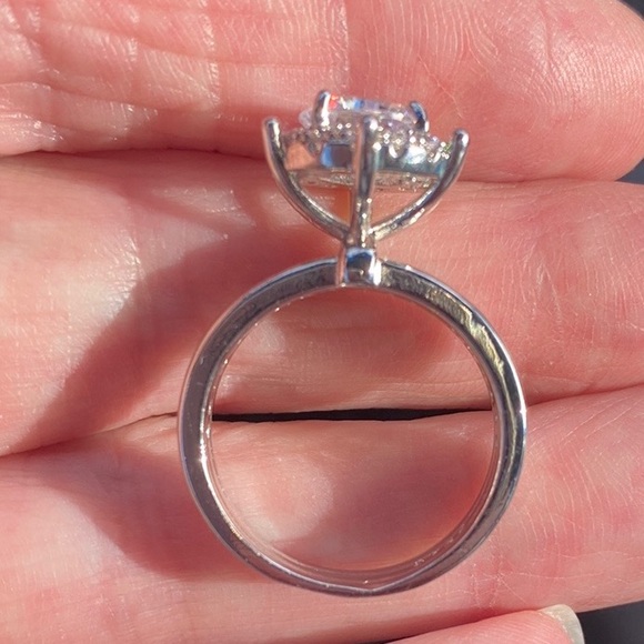 Gorgeous ring size 8 - Picture 3 of 5